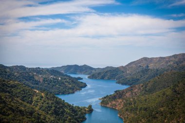 La Concepcion rezervuarının manzarası yükseldi. Marbella, Malaga Eyaleti, Endülüs, İspanya.