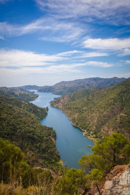 La Concepcion rezervuarının manzarası yükseldi. Marbella, Malaga Eyaleti, Endülüs, İspanya.