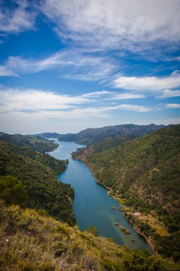 La Concepcion rezervuarının manzarası yükseldi. Marbella, Malaga Eyaleti, Endülüs, İspanya.