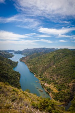 La Concepcion rezervuarının manzarası yükseldi. Marbella, Malaga Eyaleti, Endülüs, İspanya.