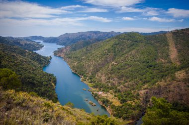 La Concepcion rezervuarının manzarası yükseldi. Marbella, Malaga Eyaleti, Endülüs, İspanya.