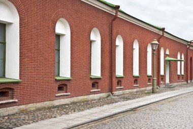 Sakin bir sokakta Windows ile duvara