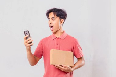 Genç adam telefona bakarken şaşırdı.