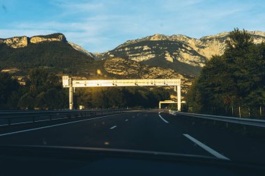 Alpler 'de yol tabelası ve manzaralı dağ manzaralı boş bir İtalyan otoyolu. Doğayla çevrili otostrada 'nın huzurlu sabah manzarası. Yüksek kalite fotoğraf