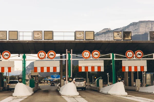 İtalya, 6 Eylül 2025, İtalyan otoyolu üzerinde birden fazla şerit ve araçla geçen bir tren istasyonu. Arka planda dağ manzarası var. İtalya 'da ücretli yol altyapısı. Yüksek kalite fotoğraf