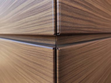 Doğal dokusu ve tahıl desenli ahşap bir köşeye yakın plan, düzgün bir konum ve pürüzsüz bitiş göstergesi.