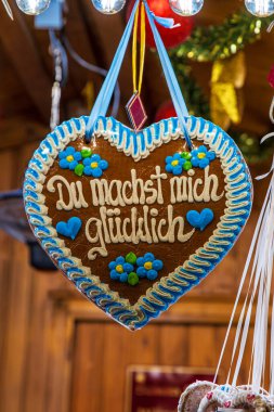 Alman noel pazarında Du machst mich gluecklich lebkuchenherz. Kış mevsiminde romantik bir hediye..