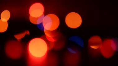Yanıp sönen Noel çelengi. Stüdyo flaş lenslerini üst üste koy. Bokeh etkisi olan doğal ışık. Çerçeveleri kaplamak, şekillendirme videoları, geçişler için