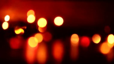 Yanıp sönen Noel çelengi. Stüdyo flaş lenslerini üst üste koy. Bokeh etkisi olan doğal ışık. Çerçeveleri kaplamak, şekillendirme videoları, geçişler için