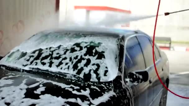 Proces mycia samochodu klasy biznes, płukania pianki z pistoletu na wodę. Koncepcja serwisu samochodowego i pralki — Wideo stockowe