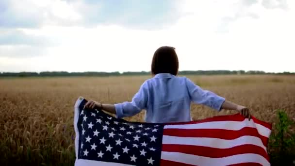 Молодой Американский Активист Кружит Вокруг Флага Сша Ходит Пшеничному Полю — стоковое видео