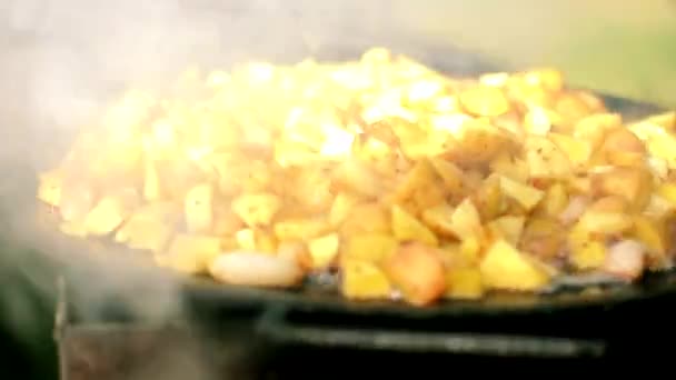 Vařím smažené brambory se sádlem nad ohněm. Smažená zelenina na ohni v lese v kouři. Piknik a grilování s rotou kolem ohně na cestě. Grilovaná bramborová mísa. — Stock video