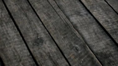 Akşam gün batımı nehirde ve kırsal kesimdeki sudan parlıyor balıkçıların köprüsünden..