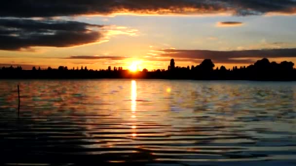 Vacker höst solnedgång flod himmel reflektion vatten höst landskap — Stockvideo