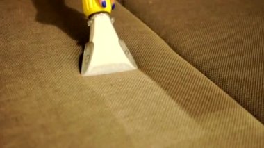 Profesyonel malzemelerle kanepeyi kuru temizleme. Kanepenin kiri ve lekeleri profesyonel ıslak temizleme. Ev ve ofis temizliği kavramı.