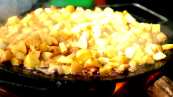 Cozinhar Batatas Fritas Com Banha Sobre Fogo Legumes Fritos Fogo — Vídeo de Stock