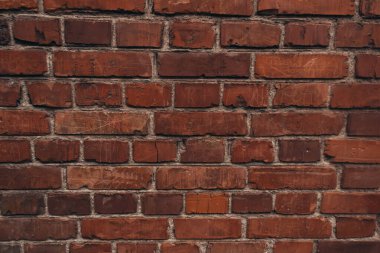 Doğal kusurları olan eski bir tuğla duvar dokusu. Çizikler, çatlaklar, çatlaklar, çipler, toz, pürüzler, aşınma. Tasarım ve arkaplan şablonu. Boşluğu kopyala