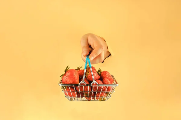 Niña Sostiene Mano Una Cesta Compra Con Fresas Rojas Maduras —  Fotos de Stock