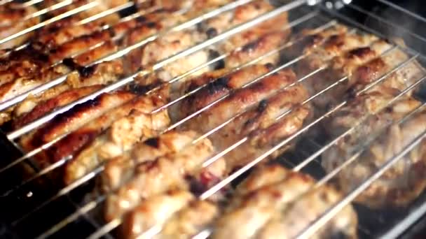 鸡肉在露天烤架上煎 烹调和烘烤鸡肉 美味的腌制鸡肉放在热烤肉架上 微缩相机运动 选择性聚焦 — 图库视频影像