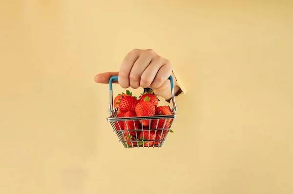 Niña Sostiene Mano Una Cesta Compra Con Fresas Rojas Maduras —  Fotos de Stock