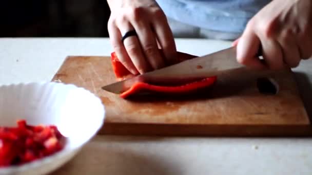 Kvinna Skär Röd Paprika Remsor Trä Skärbräda Med Stor Vass — Stockvideo