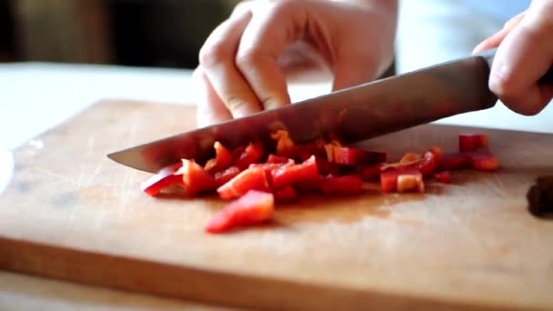 Szef Kuchni Kroi Warzywa Nożem Kobieta Kroi Czerwoną Paprykę Drewnianej — Wideo stockowe