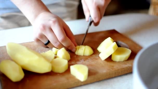 Cubetti Chef Sbucciato Patate Tagliere Legno Con Coltello Affilato Concetto — Video Stock