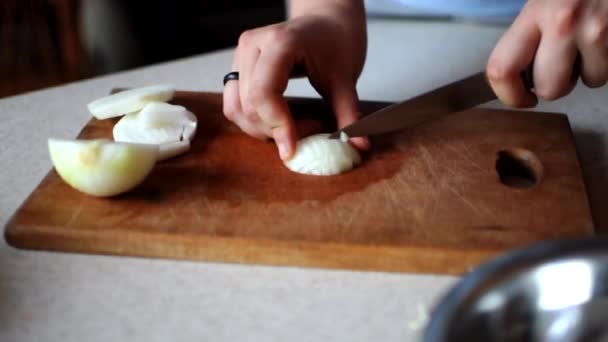 Kobieta Drobno Kroi Cebulę Ostrym Nożem Drewnianej Desce Zupy Pojęcie — Wideo stockowe