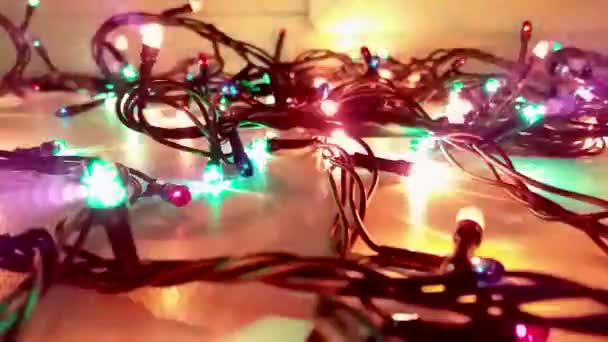 La guirlande LED de Noël clignote. La décoration de Noël clignote rapidement en différentes couleurs. — Video
