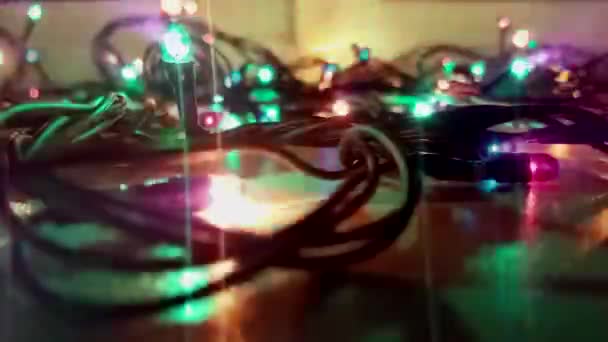 A grinalda LED de Natal está piscando. A decoração de Natal pisca rapidamente em cores diferentes. — Vídeo de Stock