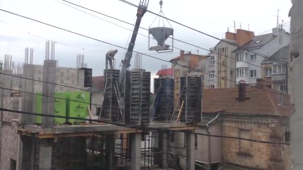 ウクライナのVinnitsa 2021年6月5日 金型内でコンクリートスクリーンをラミングビルダー 新事業所の建設工事 — ストック動画