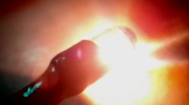 Noel LED çelengi yanıp sönüyor. Noel süslemesi farklı renklerde hızla parlıyor..