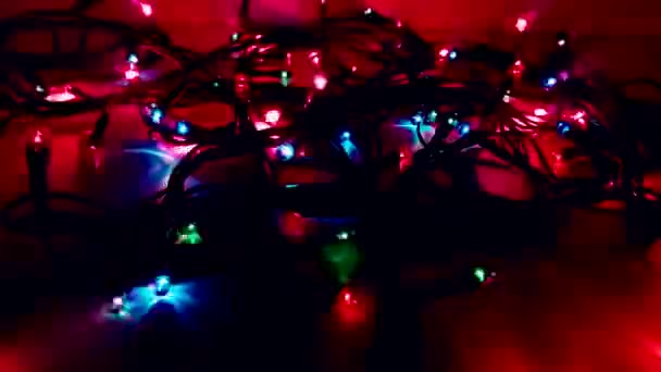 Η Χριστουγεννιάτικη γιρλάντα LED αναβοσβήνει. Η Χριστουγεννιάτικη διακόσμηση αναβοσβήνει γρήγορα σε διάφορα χρώματα. — Αρχείο Βίντεο