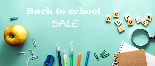 Okul Konseptine Geri Dönüş Renkli Kalemler Boş Okul Defteri Büyüteç — Stok fotoğraf