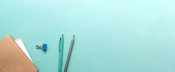 Akademik yıl sınavlarına hazırlanan öğrenci, mavi masalı düz konsept, üst görüş. Ofis malzemeleri okul konseptine geri döndü. Boşluğu kopyala.
