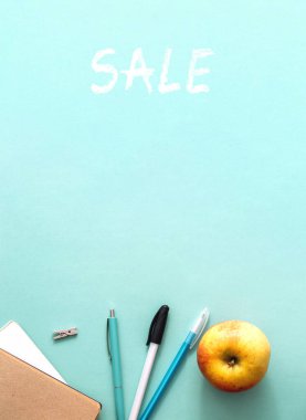 Kırtasiye okulu, öğrenciyi akademik yıl için hazırlıyor, düz konsept mavi masa, üst görünüm. Okul konseptine geri dönelim. Boşluğu kopyala.