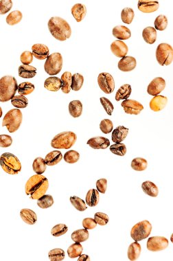 Düşen kahve çekirdekleri beyaz arka planda izole edilmiş, kesme yolu, tam derinlik. Mısır gevreği ürünü. Sıcak içecek. Kapatın. Hasat. Doğal arka plan. Enerji. Uçma, dikey yönelim