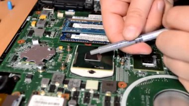 Kiev, Ukrayna - 18 Mayıs 2021: Bir şırıngadan CPU 'ya yakın çekim servis merkezlerinden birinde ısı tedavisi uygulaması.