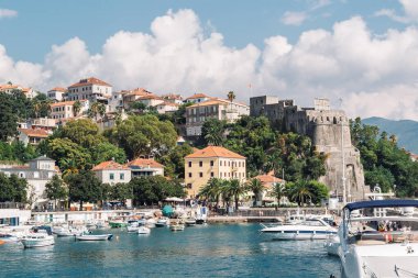 Herceg Novi, Karadağ-21 Temmuz 2021: Limandaki bir tekneden Herceg Novi.Yat 'a, arka planda tarihi kent ve Fort Mare' ye bir zamanlar bölgeyi koruyan bir tekne görüntüsü