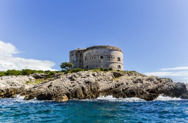Eski Avusturya kalesi Arza 'nın olduğu bir ada. Mamula Adası. Kotor Körfezi, Adriyatik Denizi. Denizin yakın görüntüsü