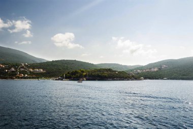 Parlak bir günde, deniz ve şehrin dağlarla çevrili panoramik çekimlerini yakından çek.
