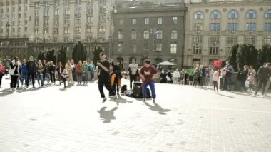 Kiev, Ukrayna - 24 Nisan 2021: Genç hip-hop dansçısı Kiev 'in merkez caddesinde sahne aldı. Sokak dansı.