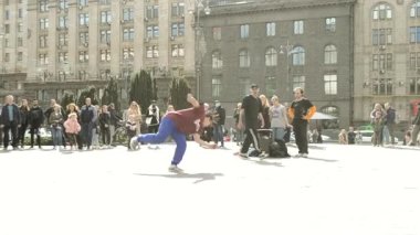 Kiev, Ukrayna - 24 Nisan 2021: Genç hip-hop dansçısı Kiev 'in merkez caddesinde sahne aldı. B-boy takla atar ya da öne ve arkaya takla atar. Sokak dansı.