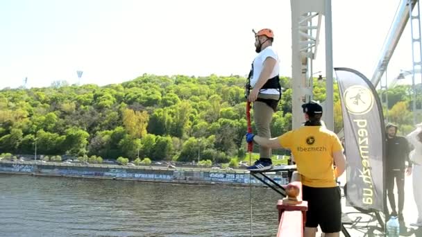 Κίεβο Ουκρανία Απριλίου 2021 Bungee Άλμα Σχοινί Από Μια Γέφυρα — Αρχείο Βίντεο