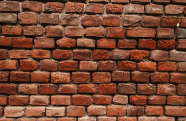 Doğal kusurları olan eski bir tuğla duvar dokusu. Çizikler, çatlaklar, çatlaklar, çipler, toz, pürüzler, aşınma. Tasarım ve arkaplan şablonu. Boşluğu kopyala