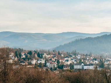 Bereketli tepeler ve sisli dağlarla çevrili sakin köy manzarası doğal güzellikleri ve dingin atmosferi gözler önüne seriyor.