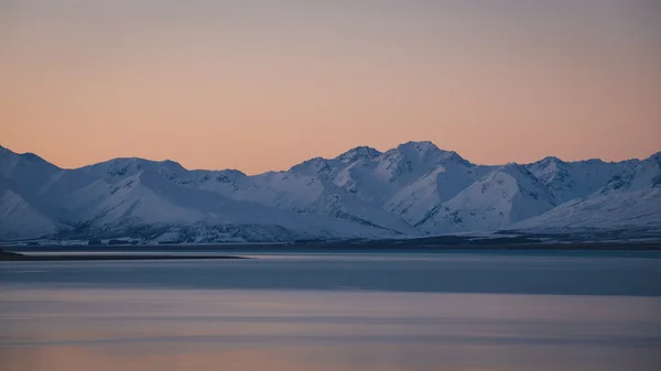 Сніжна гора на заході сонця — стокове фото