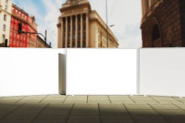 Müşterilere tasarımınızı göstermek için Street Construction Banner Mockup