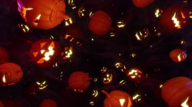 Gece Kabağı, üç boyutlu film sahnesi. Parlayan Jack Fenerleri, gizemli sis ve ürkütücü ışıklar. Cadılar Bayramı reklamları için mükemmel, ürkütücü tanıtımlar ve sinematik görseller..