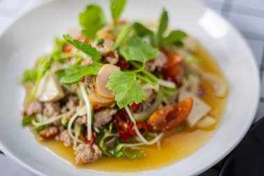 Baharatlı Karışık Salata Masada, renkli baharatlı karışık salata taze otlar ve biberlerle doludur, nefis bir fotoğraf serisi ya da canlı bir görsel görüntü için mükemmeldir..